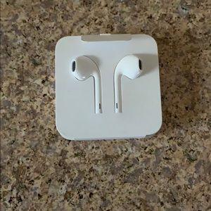 Apple ear phones wired